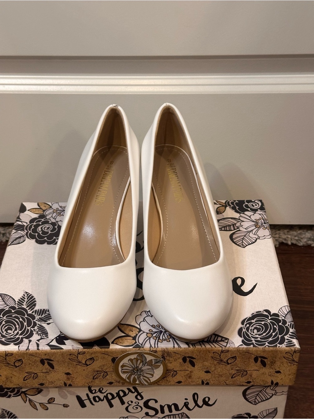 Dream Pairs White Round Toe Kitten Heel Pumps Size 8